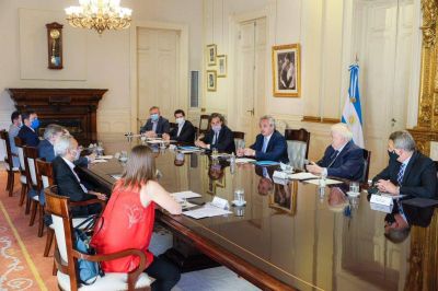 Alberto propuso arrancar a vacunar el martes y en simult�neo en todas las provincias