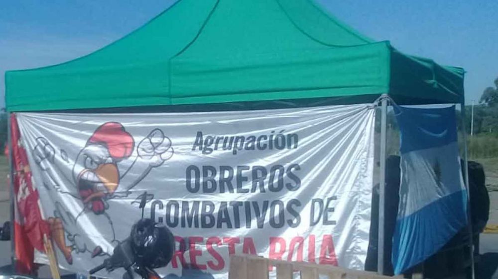 Trabajadores despedidos de Cresta Roja acampan frente a la Municipalidad de Esteban Echeverra