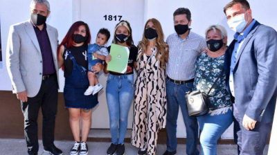 Ferraresi entreg� viviendas en su 