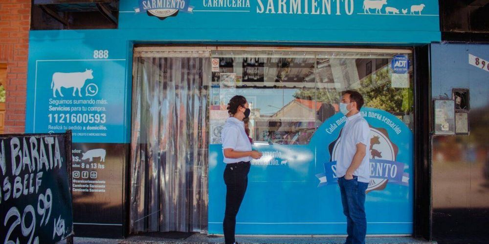 Abella visitó la Carnicería Sarmiento y felicitó a sus dueños por la renovación de la marca