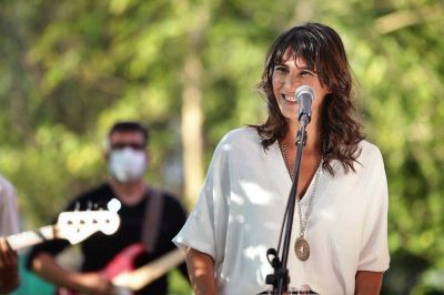 El saludo de fin de a�o de Natalia de la Sota con un video musical