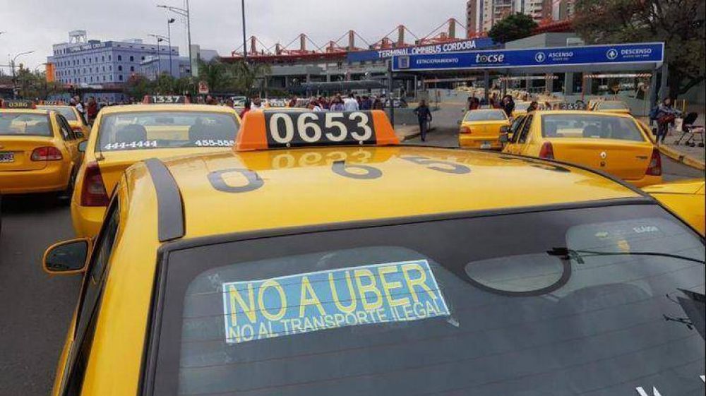Taxistas protestan ante posible desembarco de Uber
