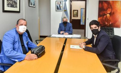 Mura le llev a Ferraresi su proyecto de construir viviendas sustentables con plstico