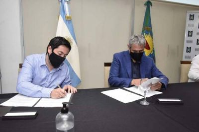 Leo Nardini firm� un acta de adhesi�n para que se ejecuten 300 viviendas en Malvinas Argentinas