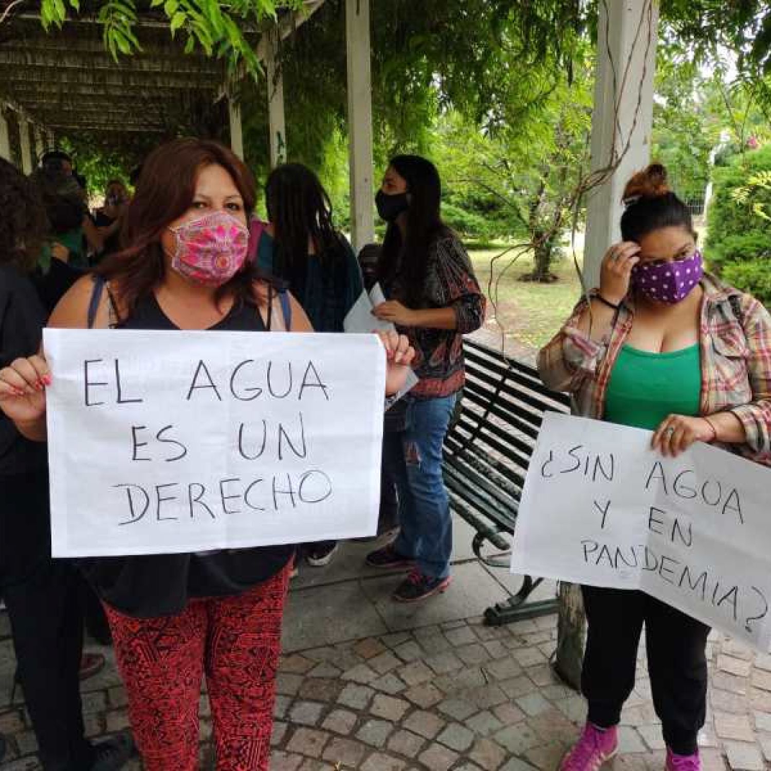 Vecinos de diferentes barrios reclamaron por la falta de agua