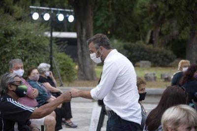 El intendente Ach�val entreg� subsidios a centros de jubilados