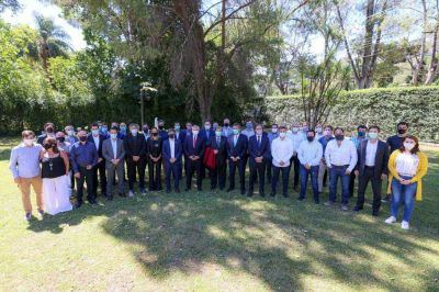 Andr�s Watson junto a Alberto, Axel y M�ximo Kirchner en la foto de la unidad del peronismo bonaerense
