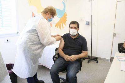Tres intendentes se suman a la lista de vacunados