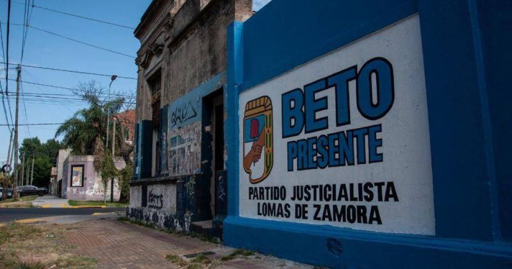 Con un mural frente a la sede del PJ, homenajearon a Beto Carasatorre