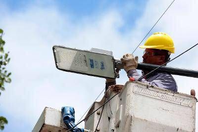 El Municipio Brown instala m�s de 2 mil luces led en corredores escolares