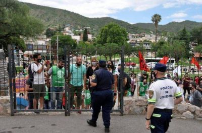 Volanteada en teatros para visibilizar conflicto en el hospital de Carlos Paz