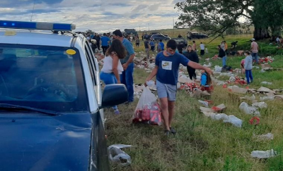 Cerveza gratis: as� saquearon al cami�n que perdi� su carga luego de una brusca maniobra