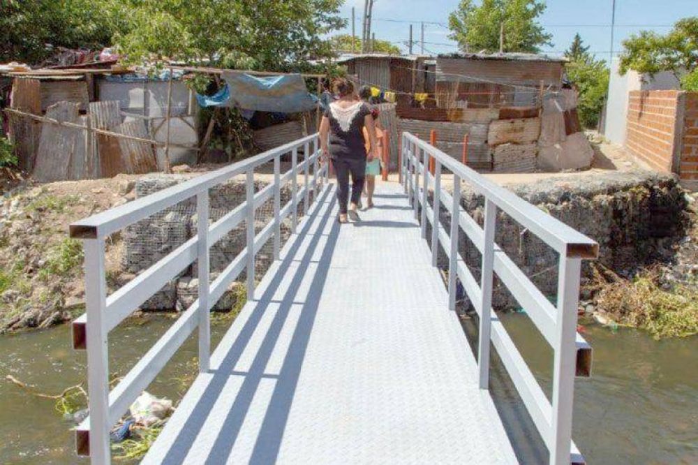 El Municipio refacciona un puente peatonal
