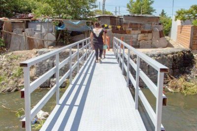 El Municipio refacciona un puente peatonal