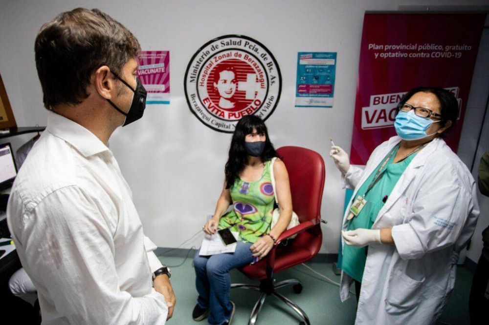 Kicillof visit el operativo de vacunacin en el Hospital Evita Pueblo