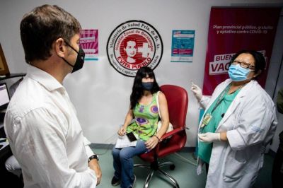 Kicillof visit� el operativo de vacunaci�n en el Hospital Evita Pueblo