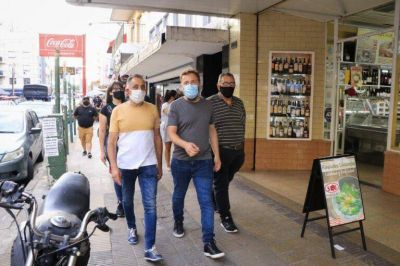 Federico Oterm�n recorri� el centro comercial de Banfield Este