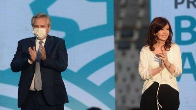 La manera ex�tica con que el Gobierno usa las dos piernas al caminar