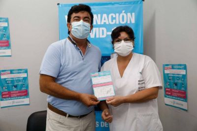 Espinoza se aplic� la Sputnik V en el Hospital Municipal de La Matanza: 
