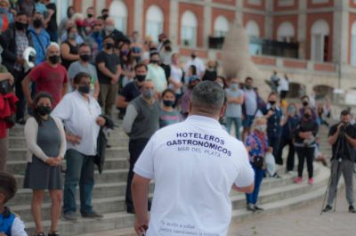 En medio de una temporada floja, los gastron�micos marplatenses salen a la calle y dicen que el 50% est� debajo de la l�nea de pobreza