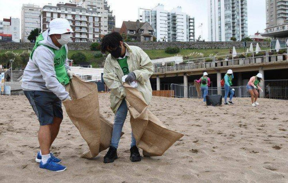 La brigada verde de la playa: as trabajan los voluntarios que limpian la basura que queda en la arena