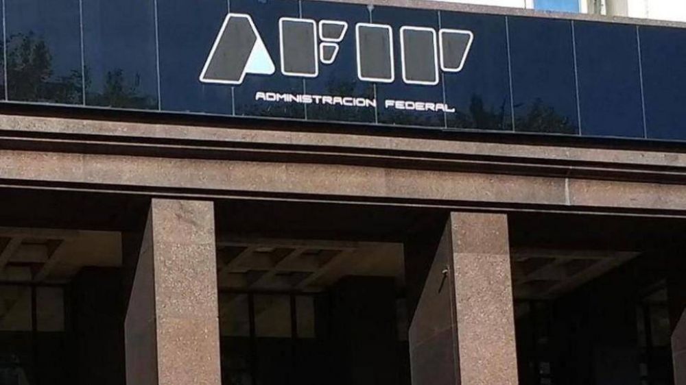 Compra de dlares: Afip investiga si 2.000 empresas que recibieron ATP incumplieron los requisitos