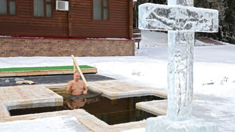 Putin se sumerge en agua helada en la fiesta ortodoxa de Epifana
