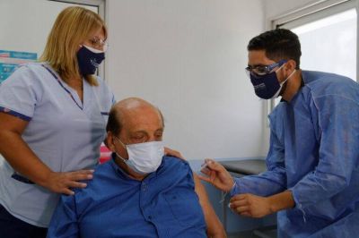 El primer intendente mayor de 60 a�os en vacunarse: Juan Jos� Mussi se aplic� la Sputnik