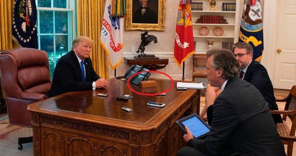 Biden elimin el botn rojo que Trump tena en su escritorio para pedir Coca-Cola
