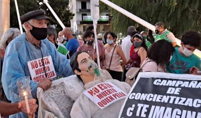 Marcha de antorchas en Carlos Paz en apoyo a la salud p�blica