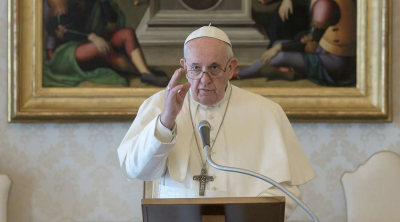 Tras el ataque de ci�tica, el Papa reapareci� solo para rezar el �ngelus dominical