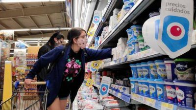 En medio de la suba de alimentos, el Gobierno extender� la medida de control de precios m�s cuestionada por los empresarios