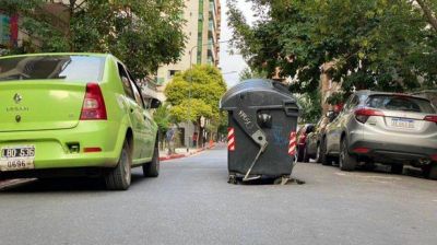 Nueva Córdoba: vecinos tapan bache con un contenedor