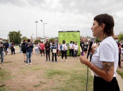 Mayra estuvo junto al COE de Villa Itat� en la campa�a de inscripci�n al plan de vacunaci�n