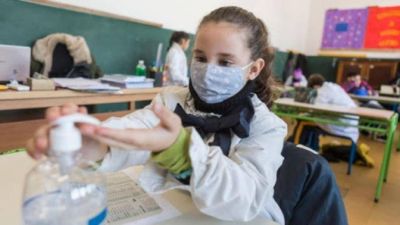 Clases presenciales y vacunas: lo que se espera del anuncio de Alberto