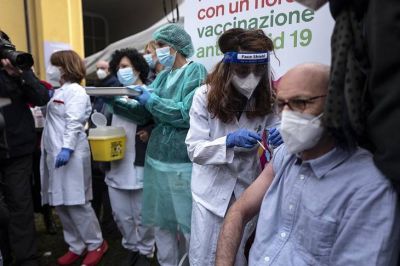Aprueban el uso de las vacunas de Pfizer/BioNTech y Moderna en mayores de 18 a�os y sin l�mites de edad