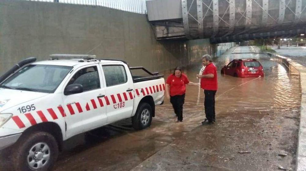 Fuerte tormenta en Crdoba capital: desbordes, inundaciones y cadas de rboles