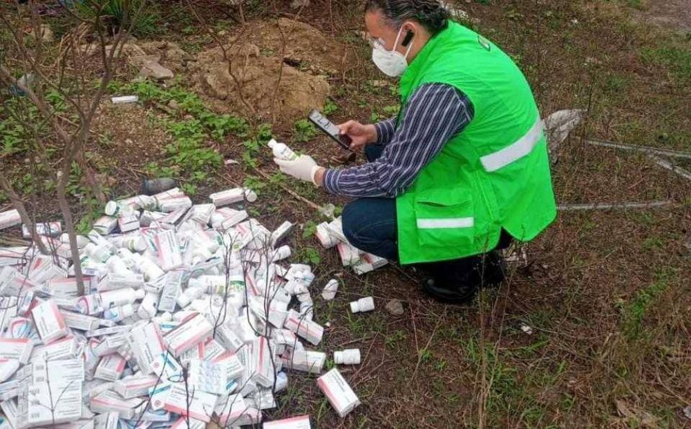 Encuentran cientos de medicamentos caducos en un lote baldo en Veracruz