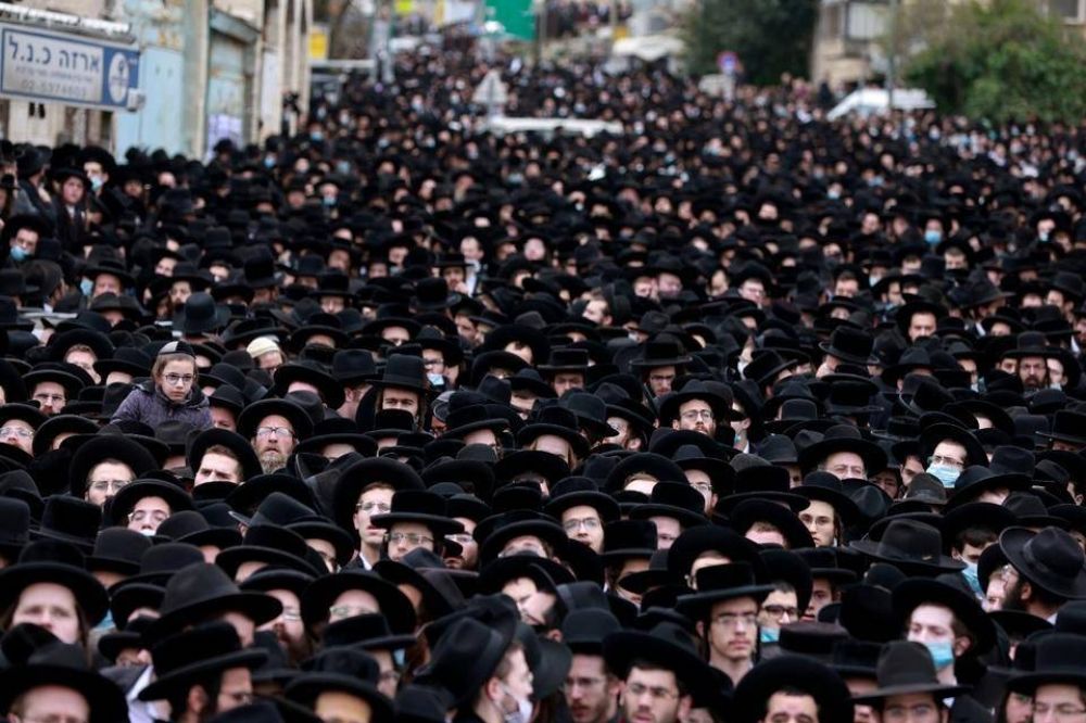 Al menos 10 mil judos ultraortodoxos desafan la cuarentena en el funeral de un rabino