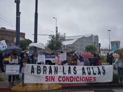 Familias protestaron frente a la Legislatura por el derecho a la educaci�n
