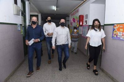 Nardini destac� �el esfuerzo de los docentes� al recorrer las obras en Escuela N�15 de Adolfo Sourdeaux