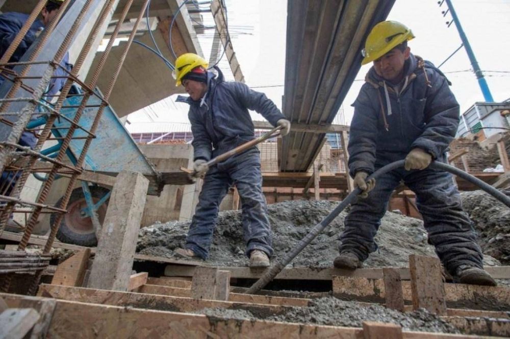 Las horas trabajadas en Argentina se derrumbaron un 20% durante la pandemia