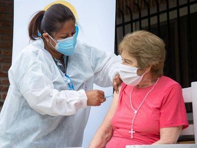 Comenz� la vacunaci�n en hogares de adultos mayores de Varela