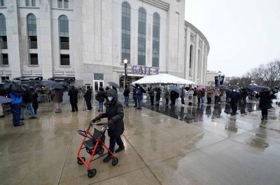 Nueva York abre un macrocentro de vacunaci�n en el estadio de los Yankees para acelerar el proceso