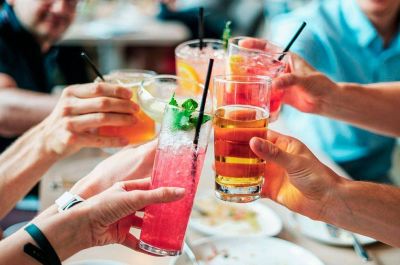 Diez bebidas que te pueden ayudar a adelgazar y perder peso en 2021
