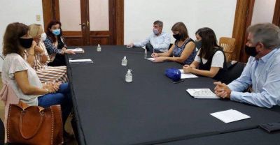 Gay hace sus deberes: Marca la cancha en Educaci�n y vacunas