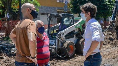 Juan Andreotti supervisó la obra de repavimentación de la calle Carlos Casares