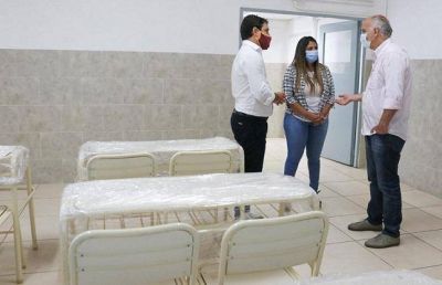 Grindetti entreg� mobiliario escolar al Centro Educativo N�4 de Lan�s Oeste