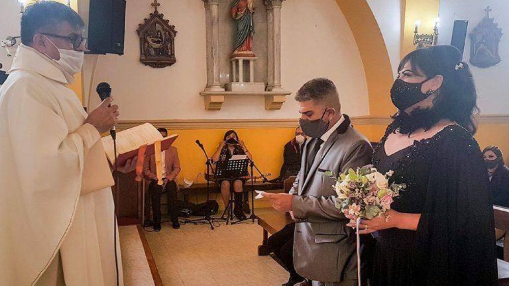 La Iglesia cuestionó al cura que casó en Ushuaia a una mujer trans