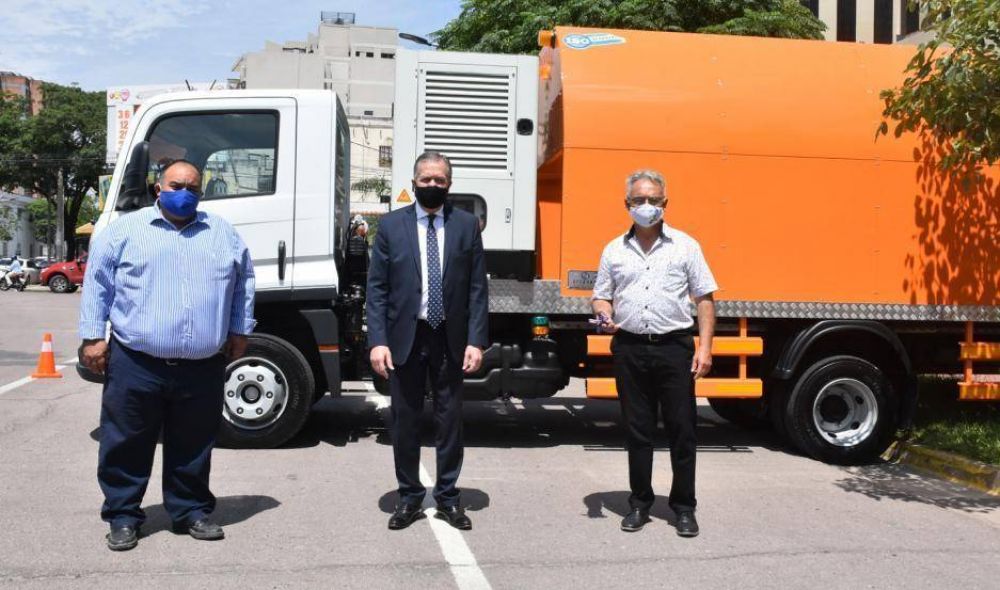 El jefe de Gabinete entreg camiones a las municipalidades de Beltrn y de Aatuya
